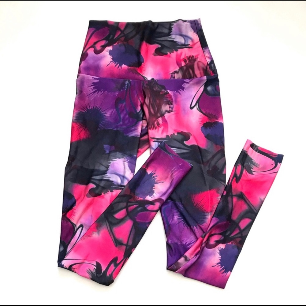 Beautiful Emily Hsu Capri leggings
